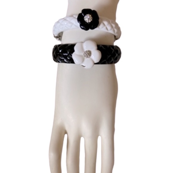 BLACK ENAMEL BANGLE BRACELET W/ A WHITE ENAMEL FLOWER & CZS - Picture 16 of 16